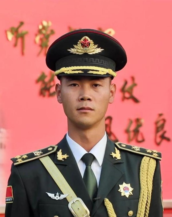亿米网 九三阅兵当天，这个河南小伙，将升起五星红旗！
